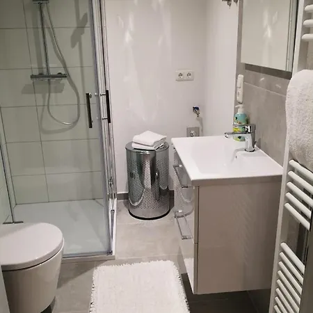 菲利恩沃浓恩奥斯滕亚斯22酒店 *